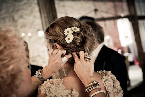 Accessoires de cheveux de mariage : le chic à votre portée